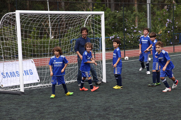 Fábio Assunção e Nívea Stelmann levam os filhos para jogar futebol em SP