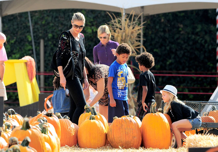 Heidi Klum se diverte com os filhos em parque de diversões