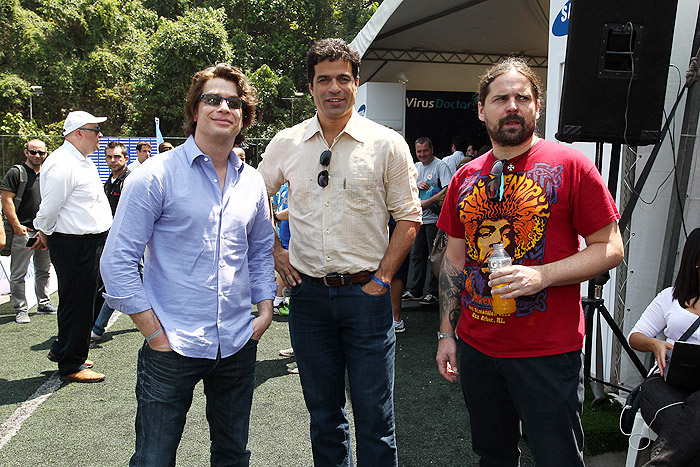 Fábio Assunção, Raí e Andreas Kisser colocam o papo em dia