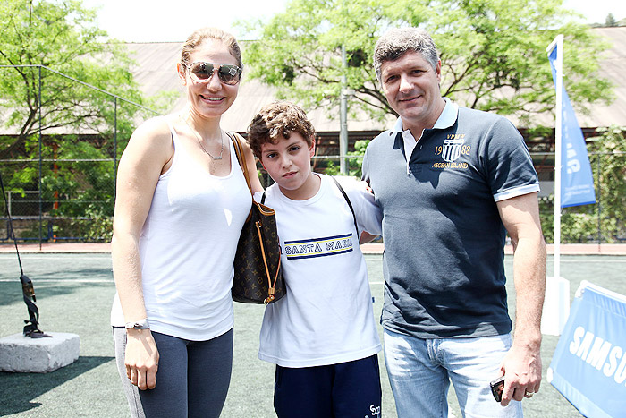 O casal de atores Regina Cesnique e Fábio Villa Verde com o filho