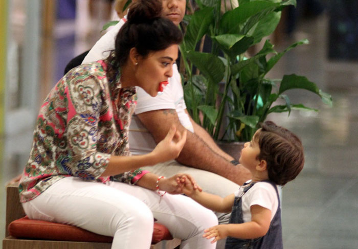 Juliana Paes se diverte com o filho no shopping