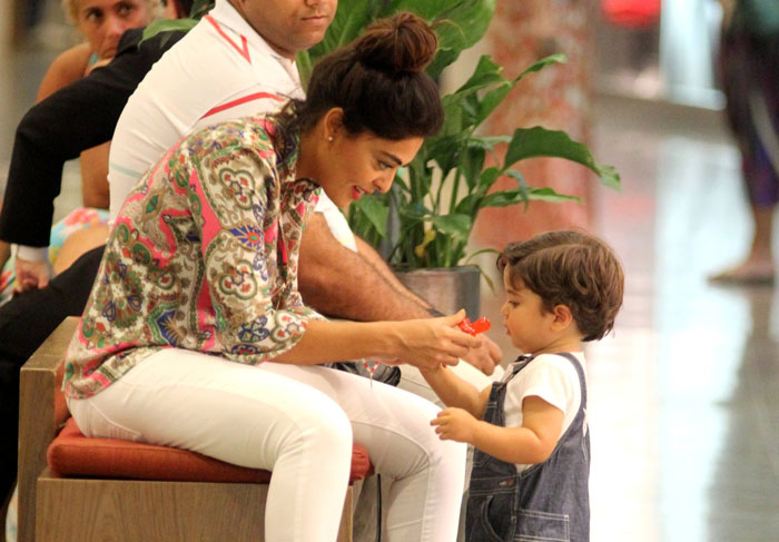 Juliana Paes se diverte com o filho no shopping