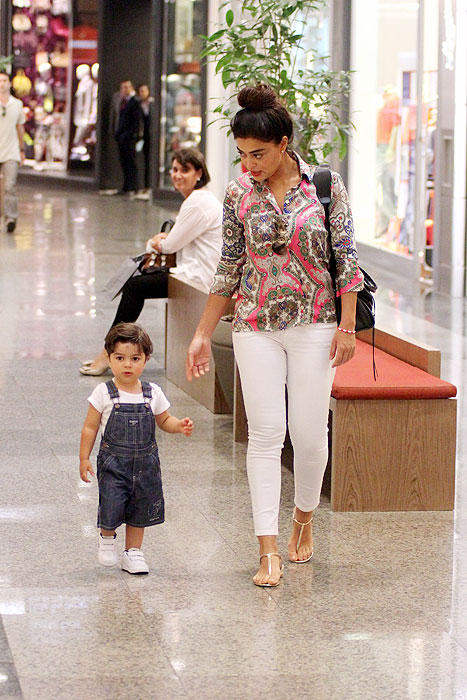 Juliana Paes se diverte com o filho no shopping