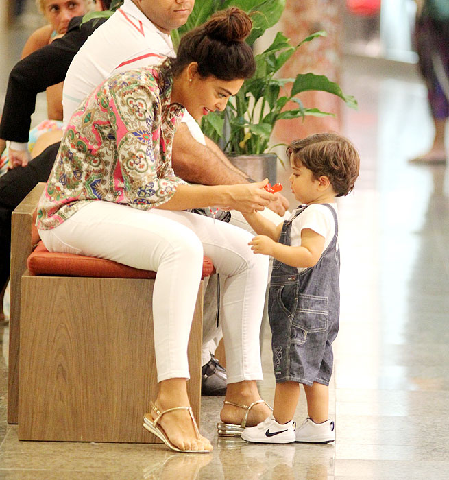 Juliana Paes se diverte com o filho no shopping