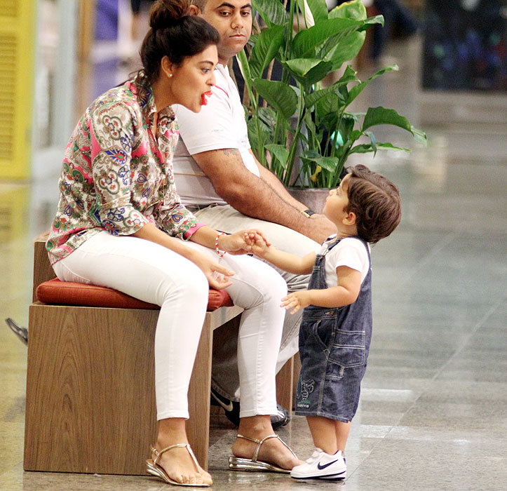 Juliana Paes se diverte com o filho no shopping