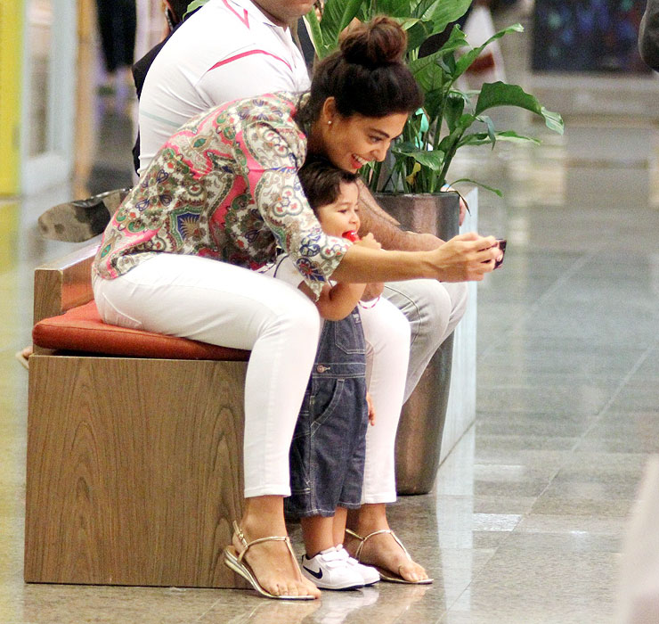 Juliana Paes se diverte com o filho no shopping