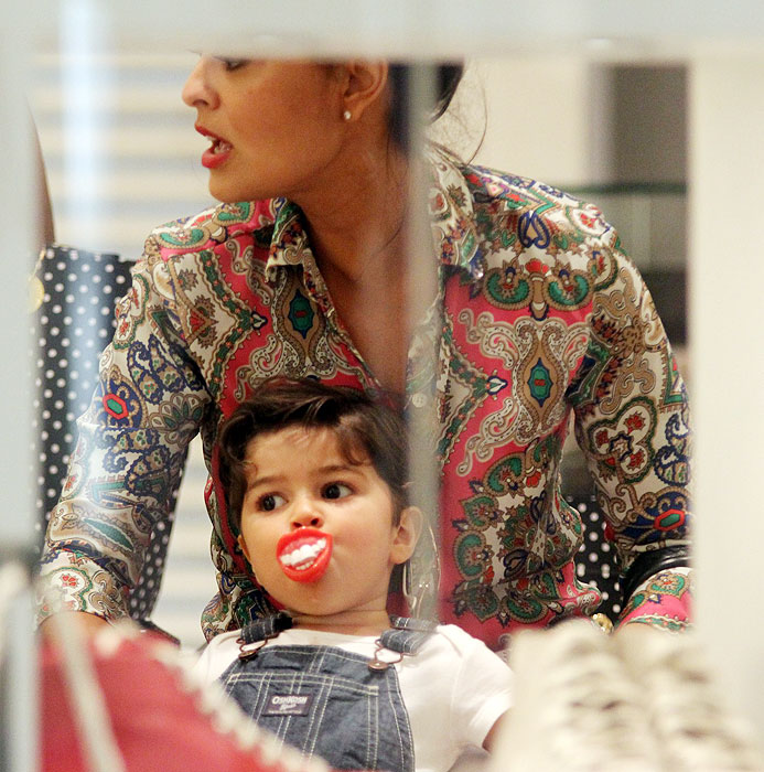 Juliana Paes se diverte com o filho no shopping