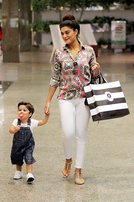 Juliana Paes se diverte com o filho no shopping