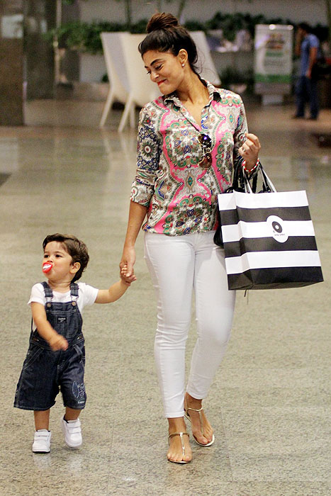 Juliana Paes se diverte com o filho no shopping