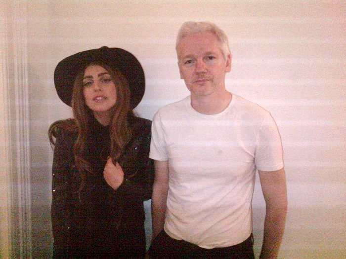 Lady Gaga visita o ativista australiano Julian Assange