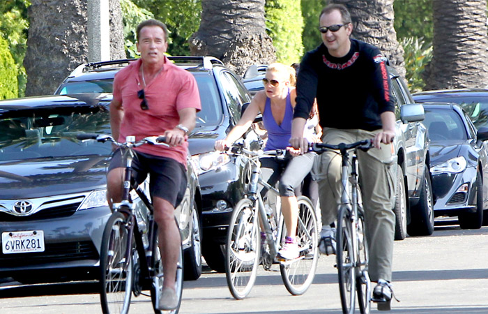 Arnold Schwarzenegger passeia de bike com mulher misteriosa