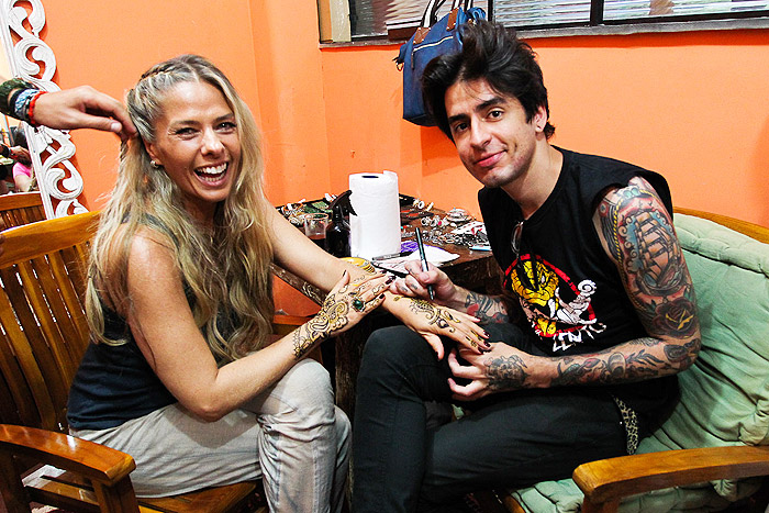 Com ar selvagem e tatuagens, Adriane Galisteu estrela nova campanha da Iódice