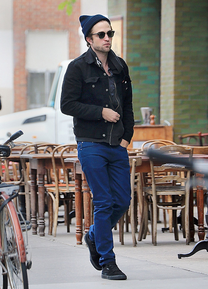 Robert Pattinson circula sozinho por Manhattan