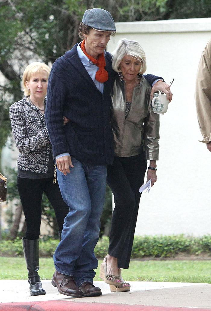 Magérrimo, Matthew McConaughey se apoia na mãe para caminhar