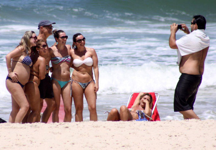 Na onda do Leleco, Marcos Caruso é rodeado por mulheres na praia