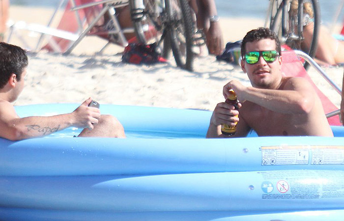 Thiago Martins toma banho de piscininha plástica na praia