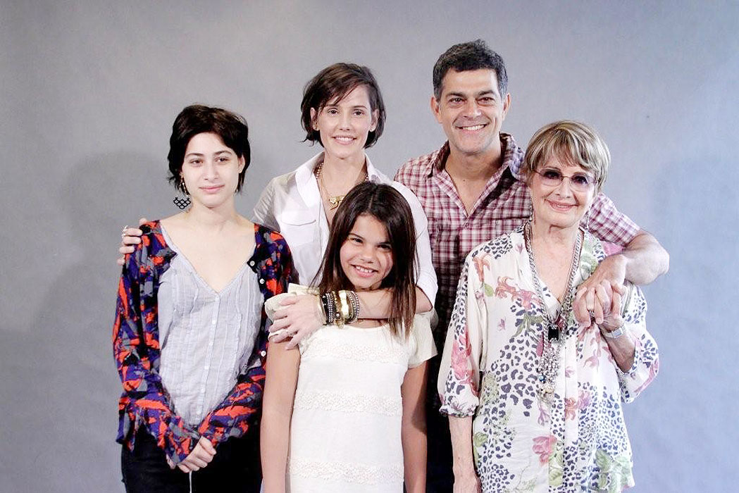 Elenco de Louco por Elas posa junto