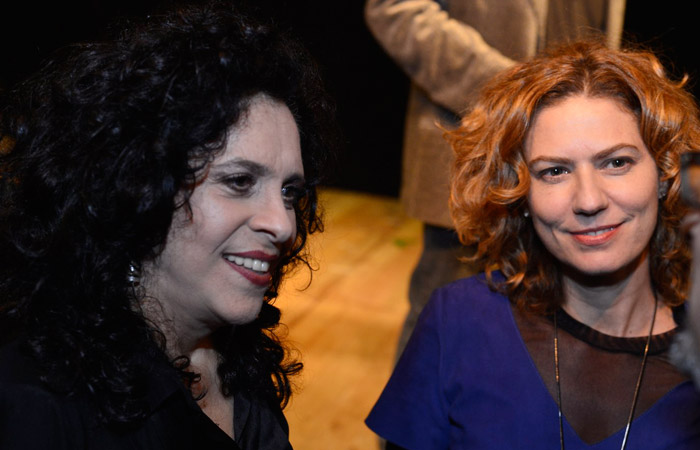 Patrícia Pillar posa para fotos com Gal Costa Ofuxico