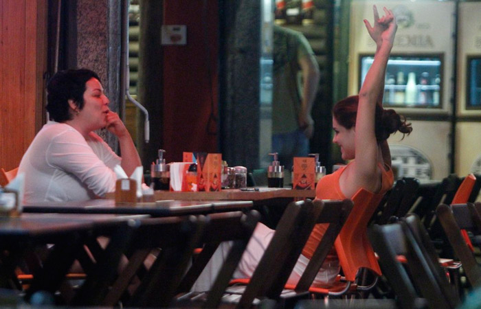Em noite de solteira, Paloma Bernardi encontra as amigas em bar Ofuxico