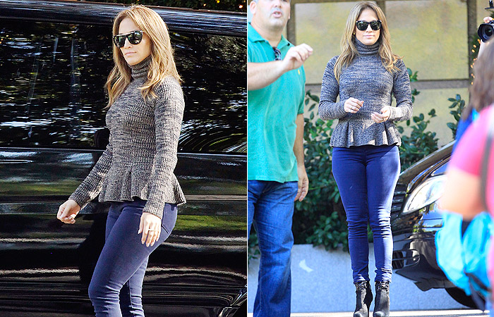 Jennifer Lopez mostra suas curvas a bordo de skinny jeans