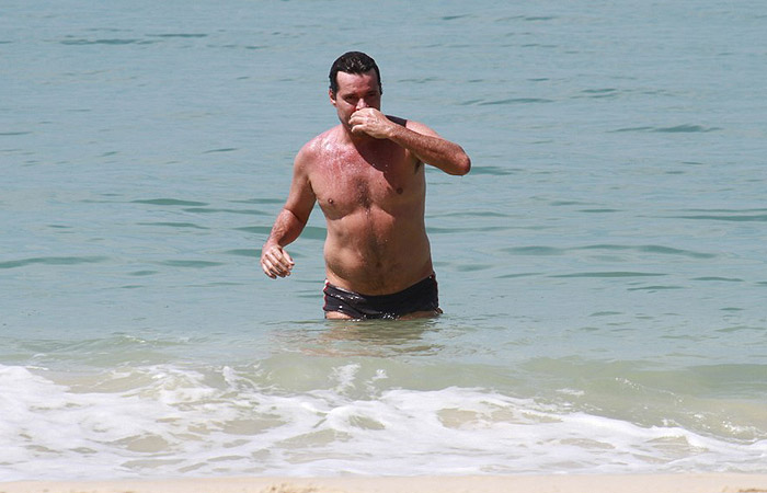 Felipe Camargo curte manhã de sol com caminhada na praia