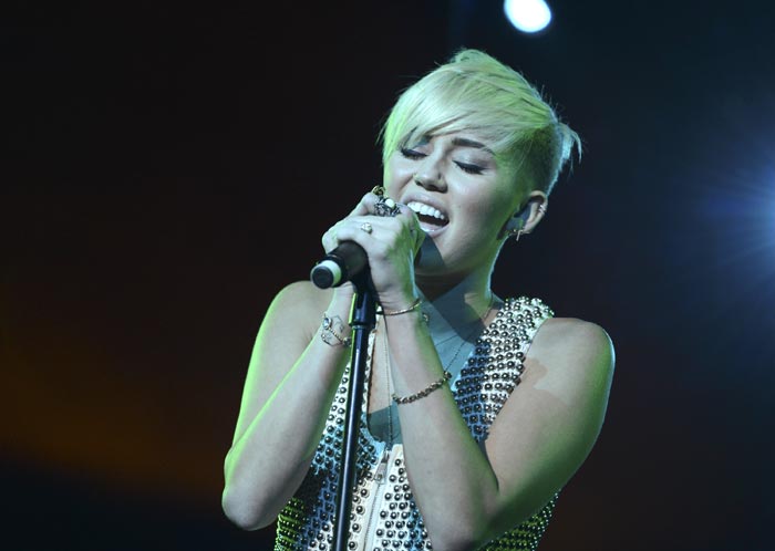 Britney Spears e Miley Cyrus participam de evento beneficente
