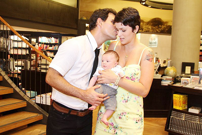 Juliano Cazarré com a esposa e o filho em noite de lançamento de livro