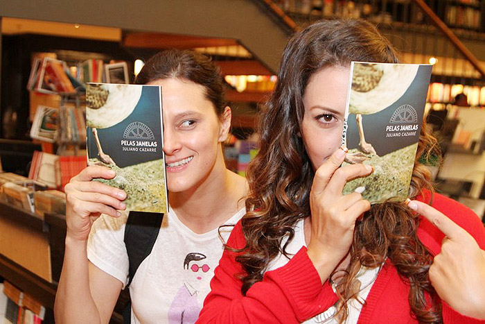 Cláudia Missura e Fabíula Nascimento prestigiam lançamento de livro de Juliano Cazarré