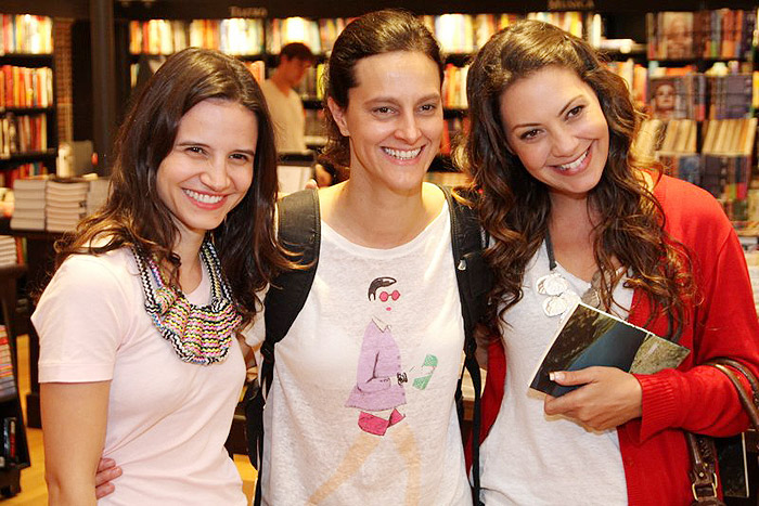 Bianca Comparato, Cláudia Missura e Fabíula Nascimento no lançamento do livro de Juliano Cazarré