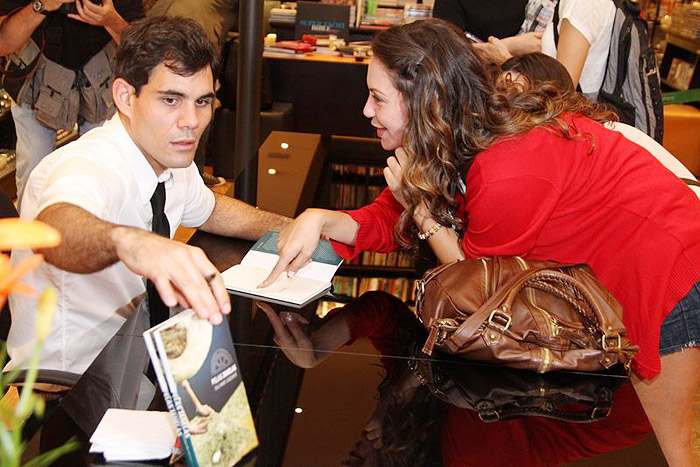 Juliano Cazarré autografa livro para colega de elenco, Fabíula Nascimento