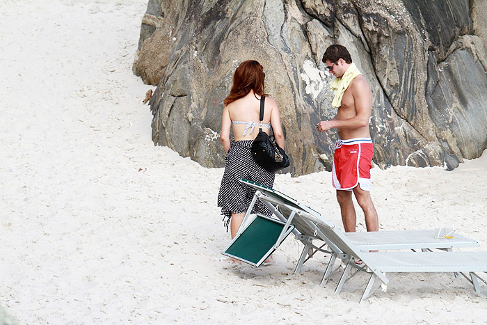 Mayana Neiva curte praia com o namorado