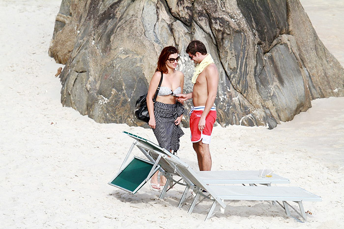 Mayana Neiva curte praia com o namorado