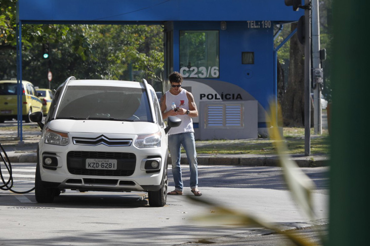 José Loreto abastece o carro no Rio de Janeiro