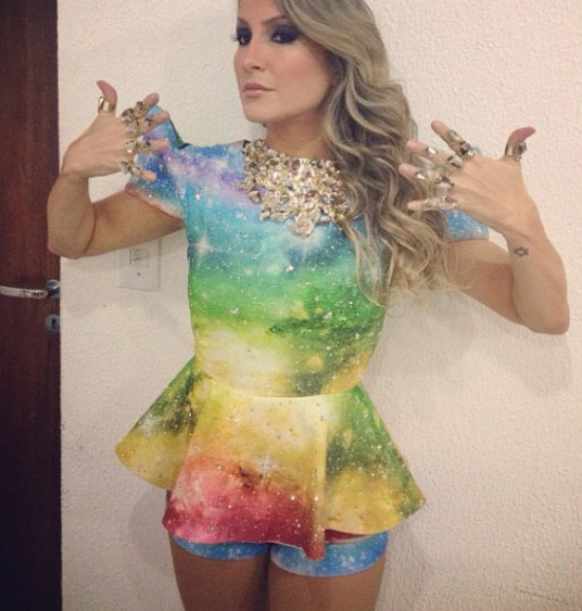 Claudia Leitte volta aos palcos após licença-maternidade: 