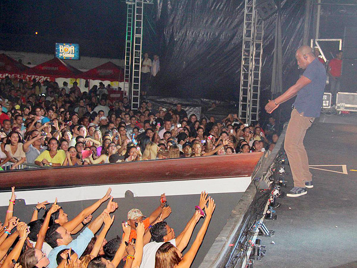 Thiaguinho faz show em festival em Belém