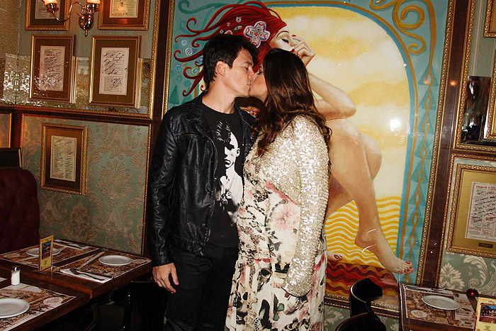 Rodrigo Faro beija a mulher, Vera, na comemoração do aniversário da amada