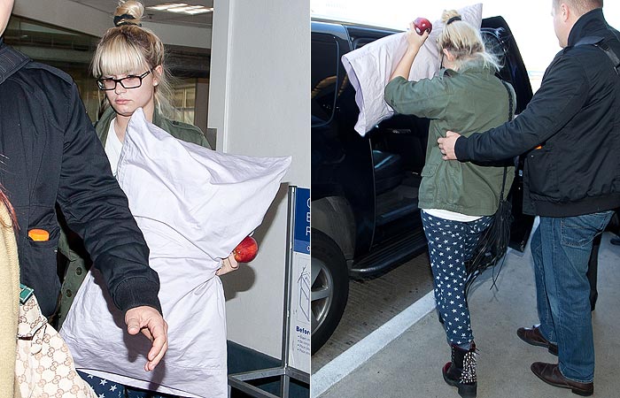 Demi Lovato embarca em avião de pijama e travesseiro
