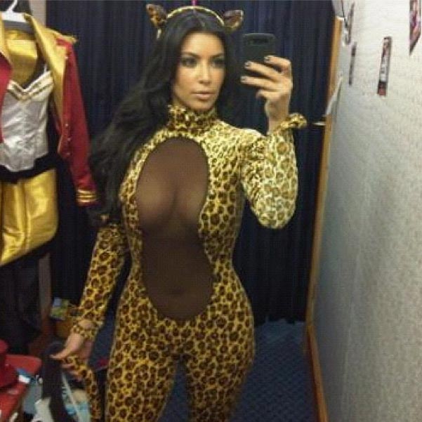 Kim Kardashian compra sexy fantasia de Halloween