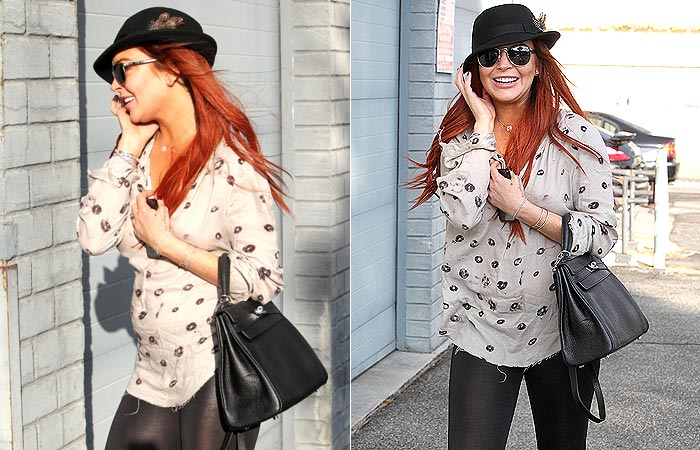 Lindsay Lohan sorri para fotógrafos, enquanto pai ameaça seus amigos