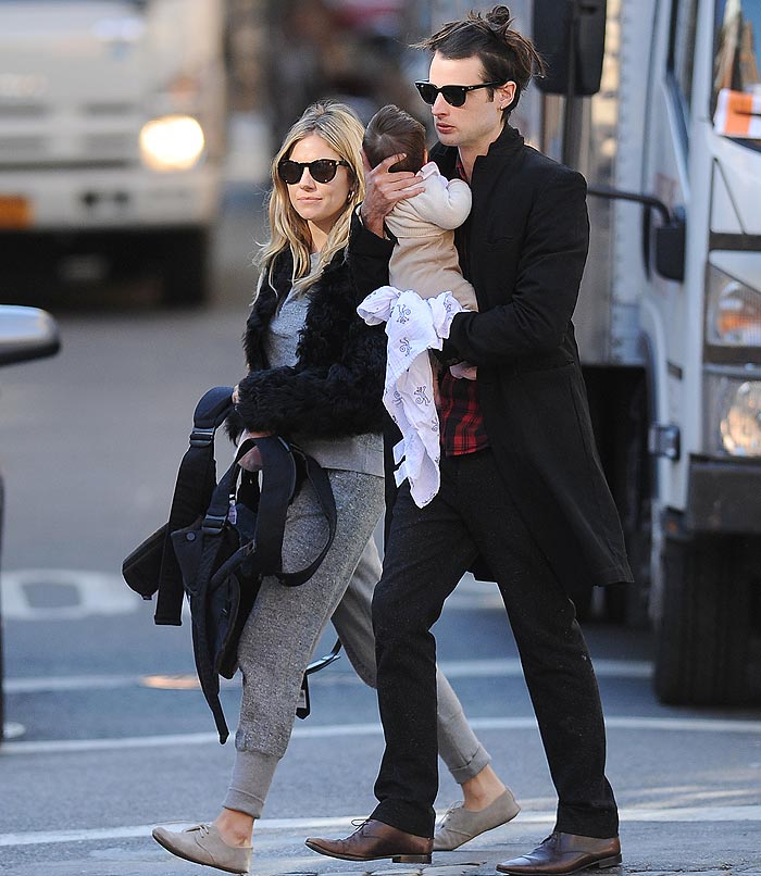 Sienna Miller e Tom Sturridge passeiam com a filha por Nova York