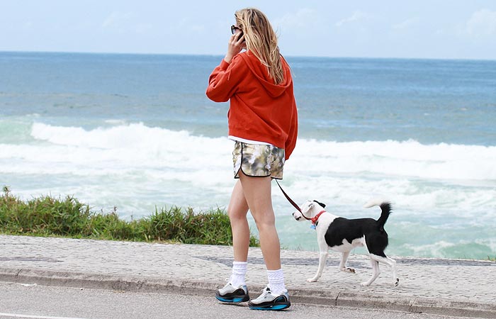 Ellen Jabour leva o cachorro para passear no Rio de Janeiro