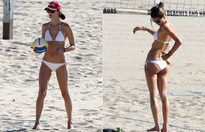 Alessandra Ambrósio joga vôlei usando biquíni minúsculo, em Malibu
