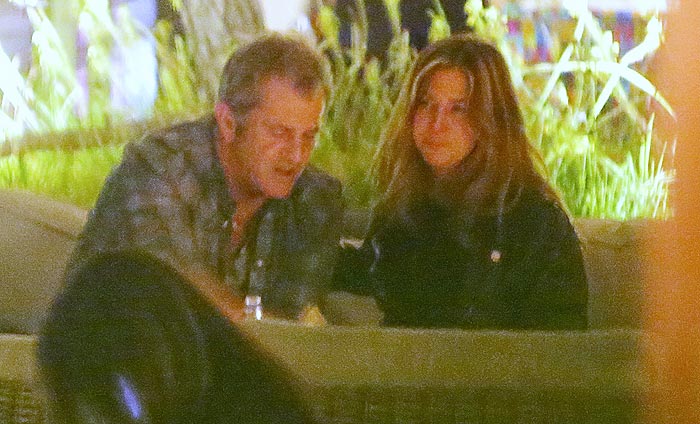 Mel Gibson se diverte ao lado de morena misteriosa