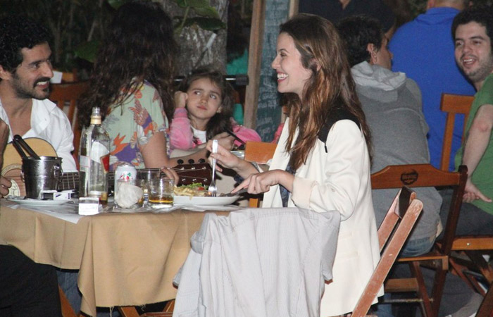 Nathalia Dill janta com o namorado no Rio Ofuxico