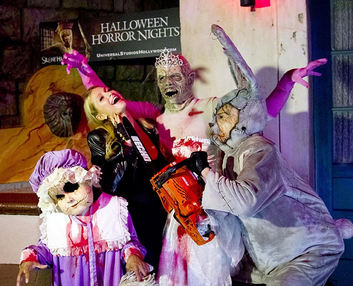 Paris Hilton se diverte na Halloween Horror Nights