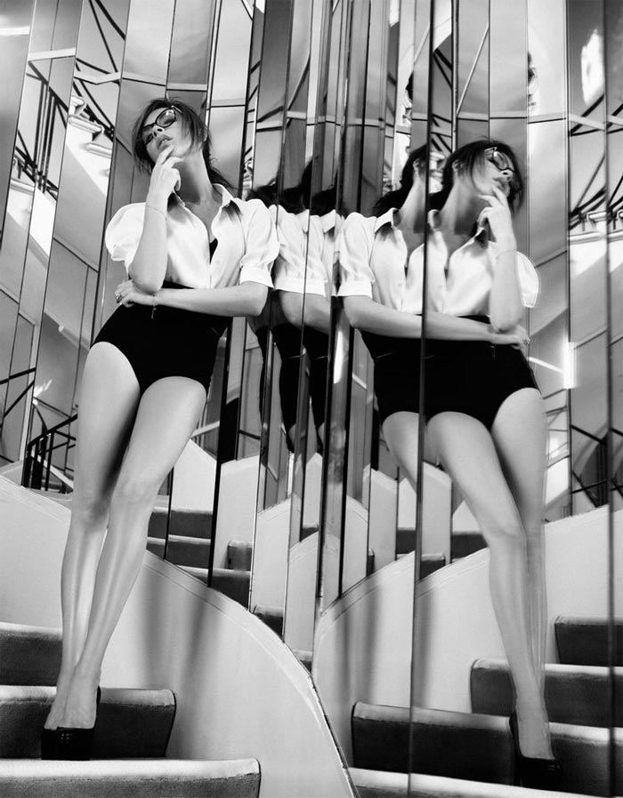 Victoria Beckham mostra as pernas em fotos para a revista Elle
