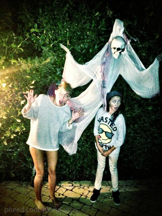 Miley Cyrus posa sem calças ao lado de esqueleto