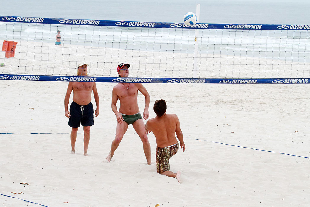 Marcello Novaes pula e rola na areia em jogo de vôlei de praia