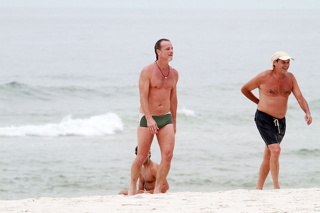 Marcello Novaes pula e rola na areia em jogo de vôlei de praia