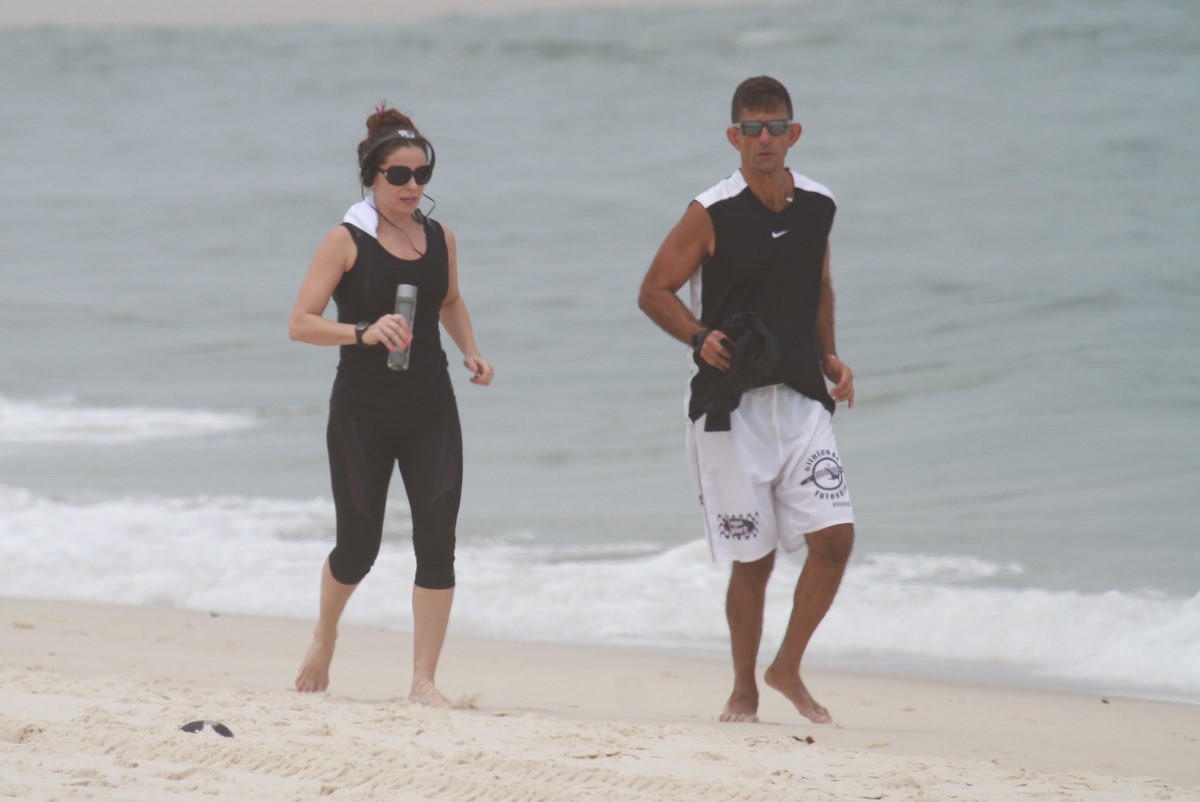 Para manter a forma, Giovanna Antonelli corre na areia da praia Confira as Fotos